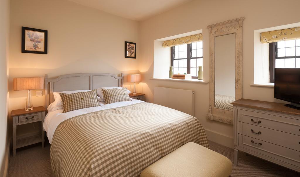 The Crown Hotel Shipton under Wychwood Room photo